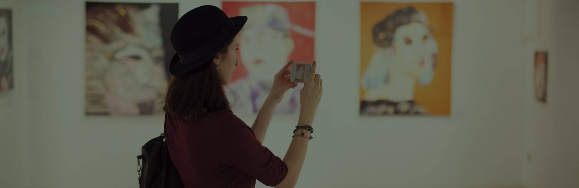 Estudiante de gestión cultural tomando fotografía