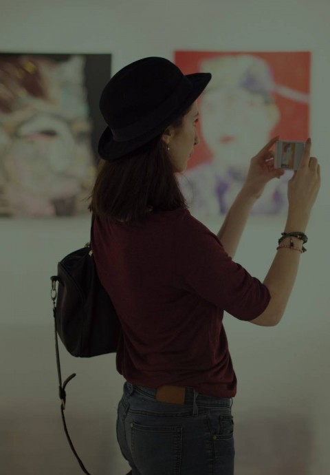 Estudiante de gestión cultural tomando fotografía